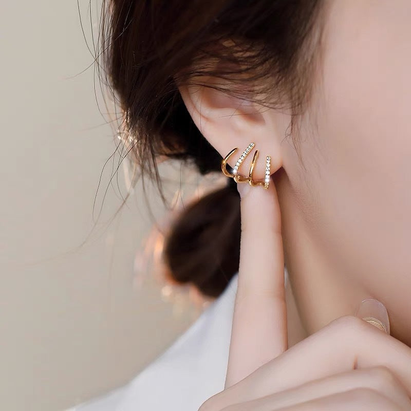 Kyrlune Gold Four-Claw Stud Earrings