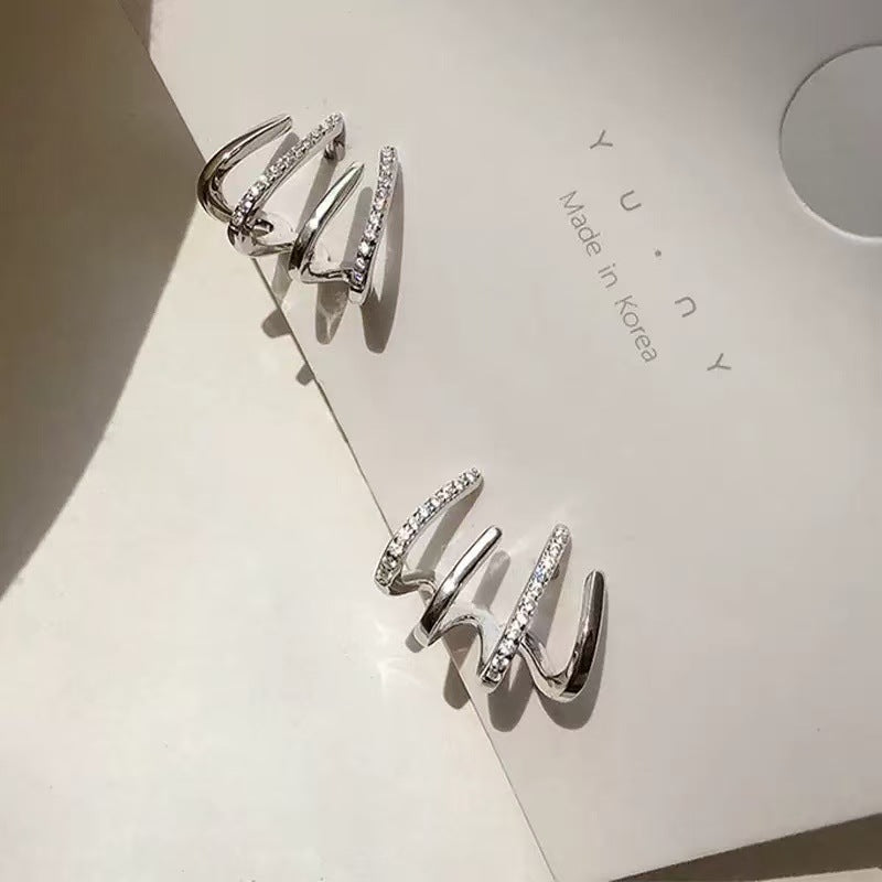 Kyrlune Gold Four-Claw Stud Earrings